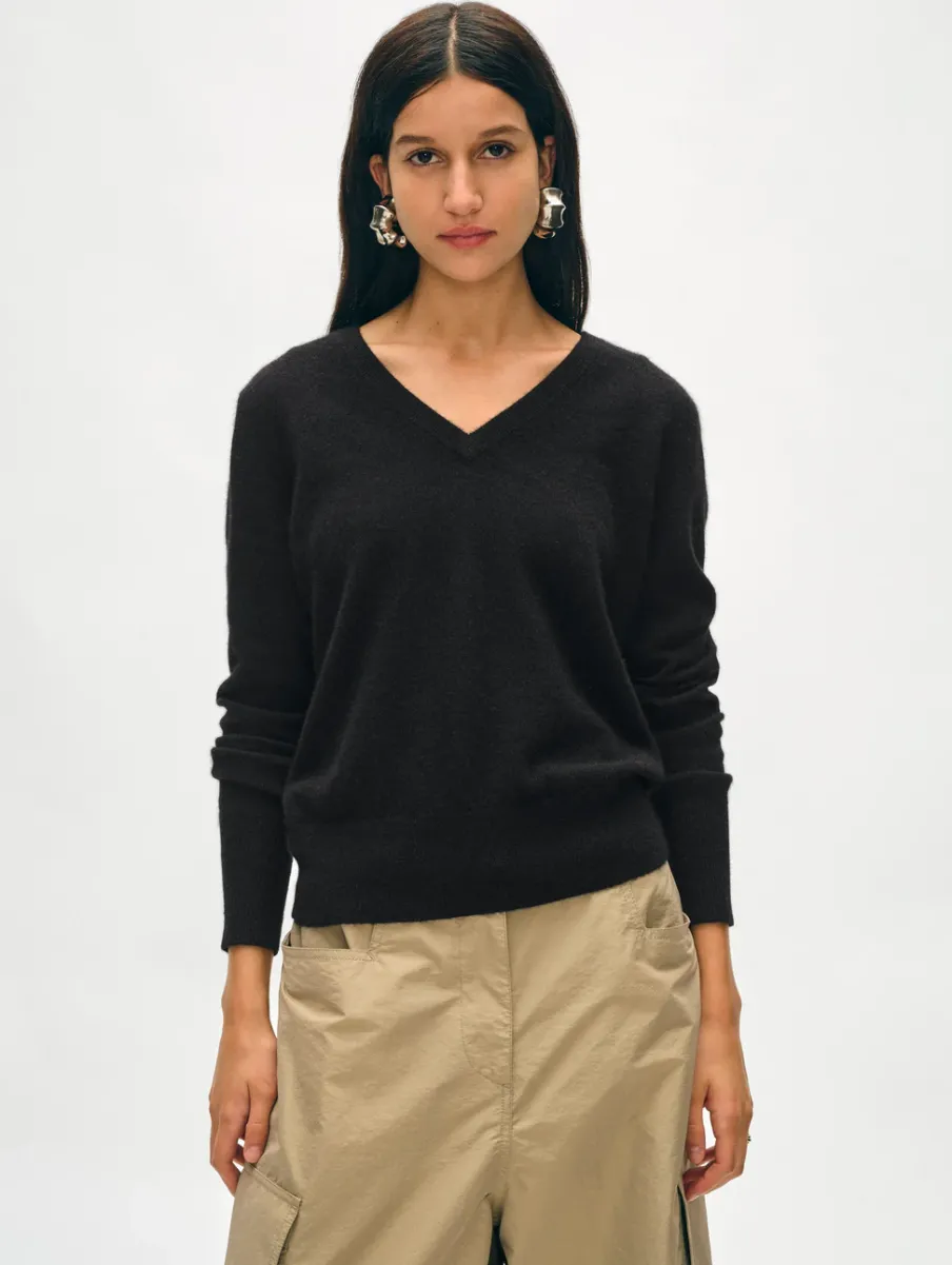 Discount White + Warren cashmere v neck Black